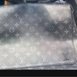 Louis Vuitton Messenger Bag